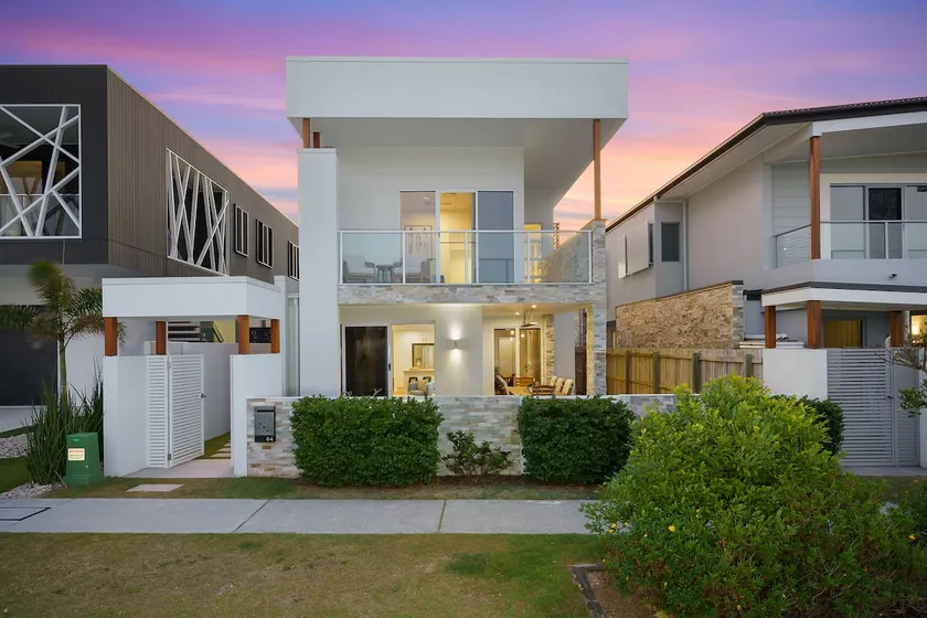 Seaside Chique on Cylinders - 3 Bedroom Beachside Villa by uHoliday - Image 1