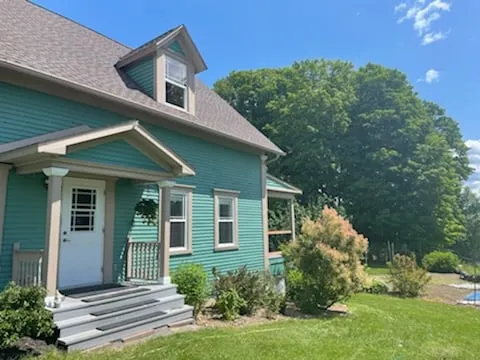 Private accommodation adjoining a century-old house - Image 1
