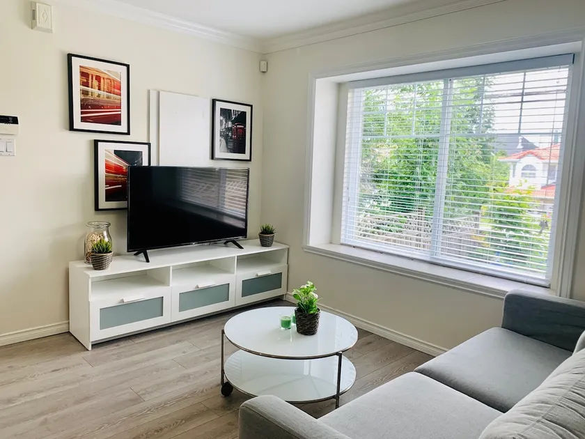Entire 2 bedrooms guest suite & own parking - Image 1