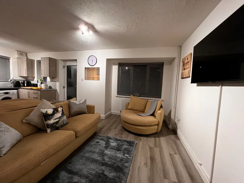 2 bed town house wi-fi off street free parking - Image 1