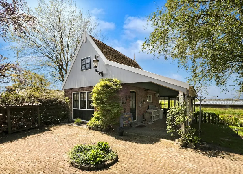 Idyllic and cozy cottage with beautiful veranda. - Image 1