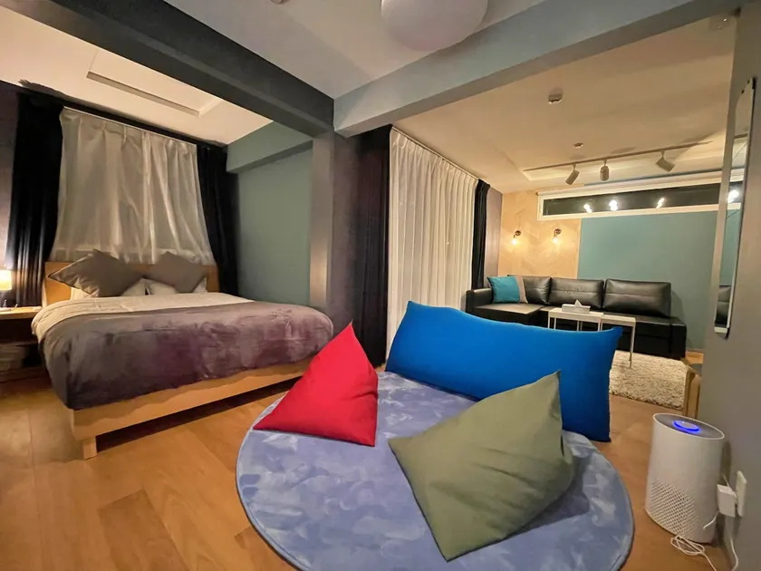 Glass Seiseikan/A (Double + Ex.1)/Max 3 people/4 min walk from Susuki Station/Projector included - Image 1
