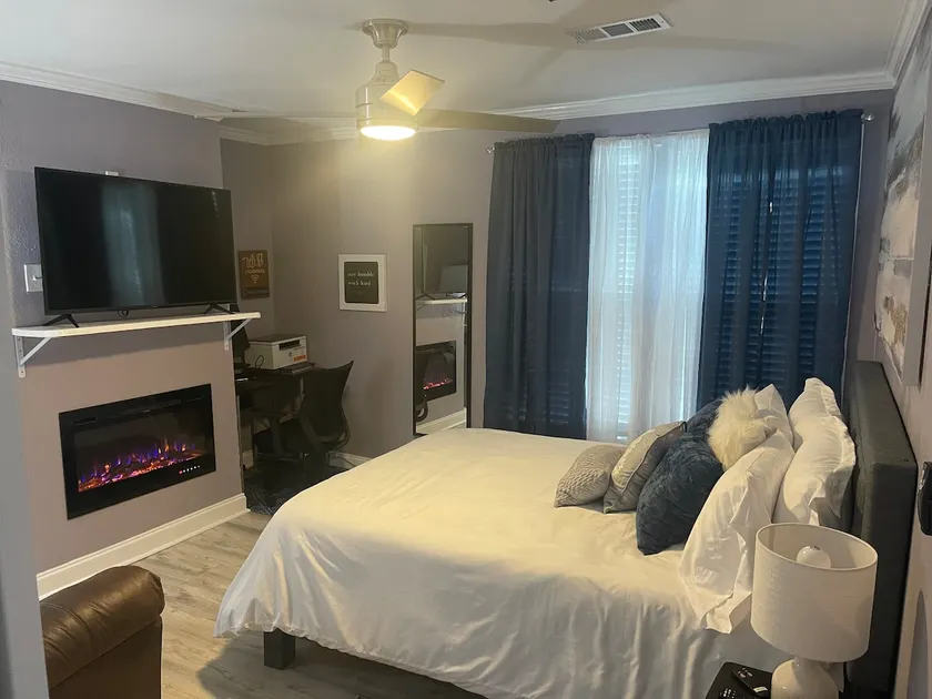 Adorable 1 bedroom house with indoor fireplace - Image 1