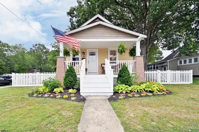 Cheerful 3 Bedroom home with a cozy front porch - Image 1