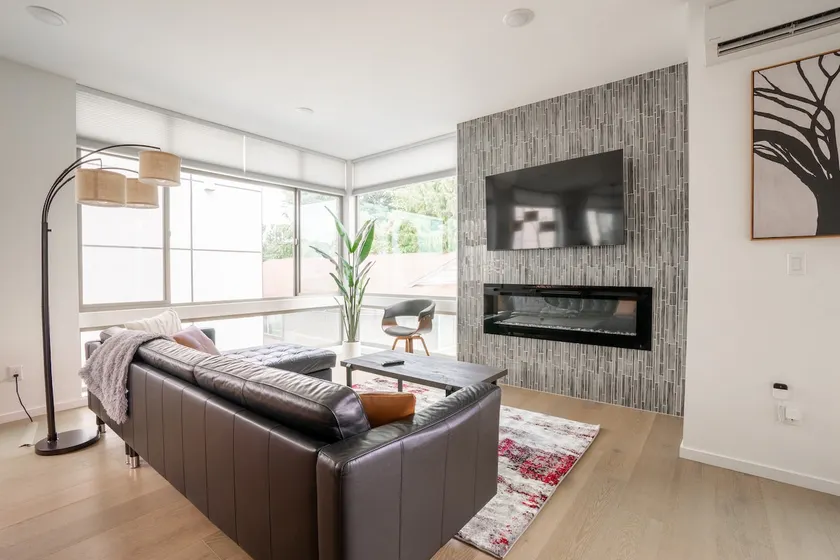 Modern Central District 4BR w/ Rooftop City Views - Image 1