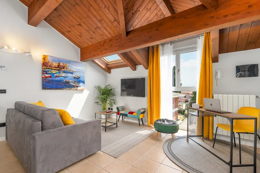 Casa Gialla 7a, New Apartment Milano&Como - Image 1