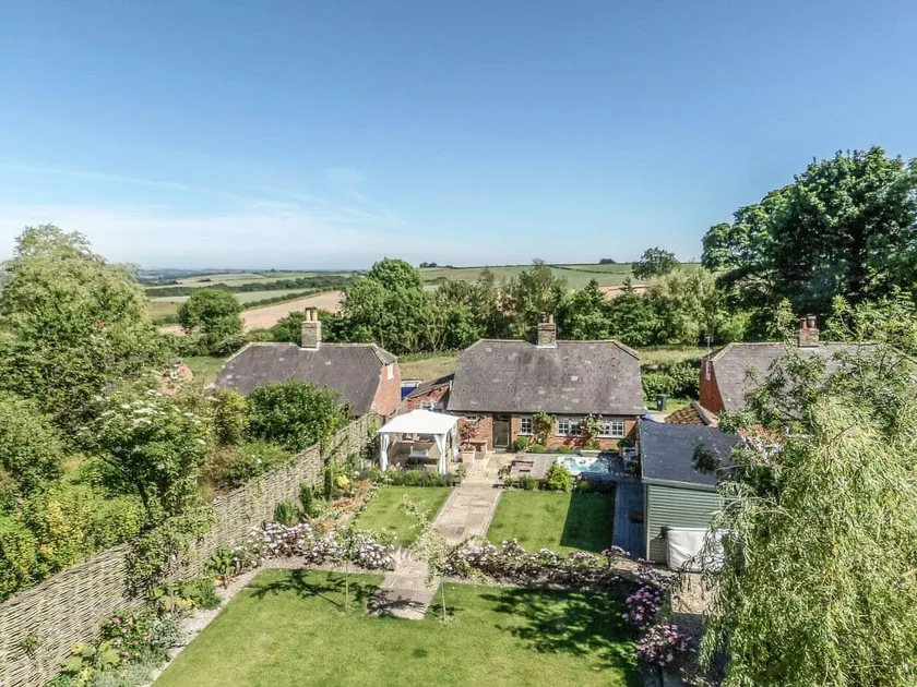 Jolls Cottage with hot tub Lincolnshire Wolds - Image 1