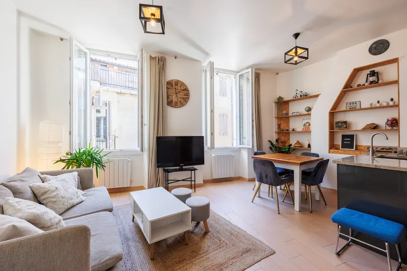 Beautiful 2 bedroom apartment in central Marseille - Image 1