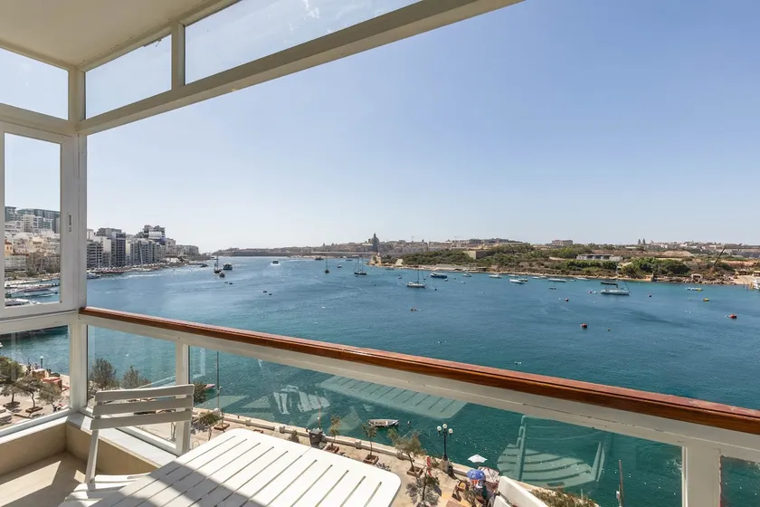 Stunning - Seafront 3-Bedroom 6th Floor - Image 1