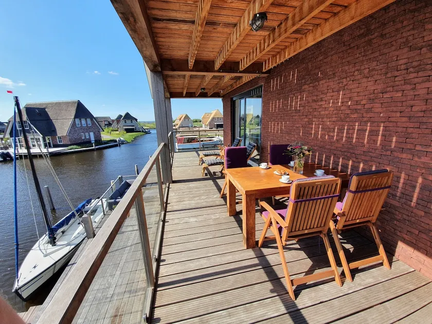 Apartment with spacious private balcony on the water - Image 1