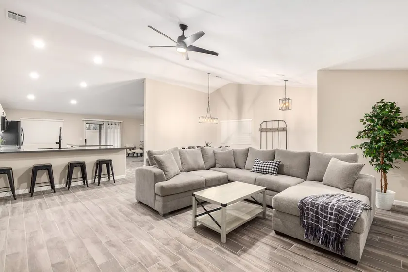 Walk to stadium! 3 or 4 bedroom option! Pets ok - Image 1