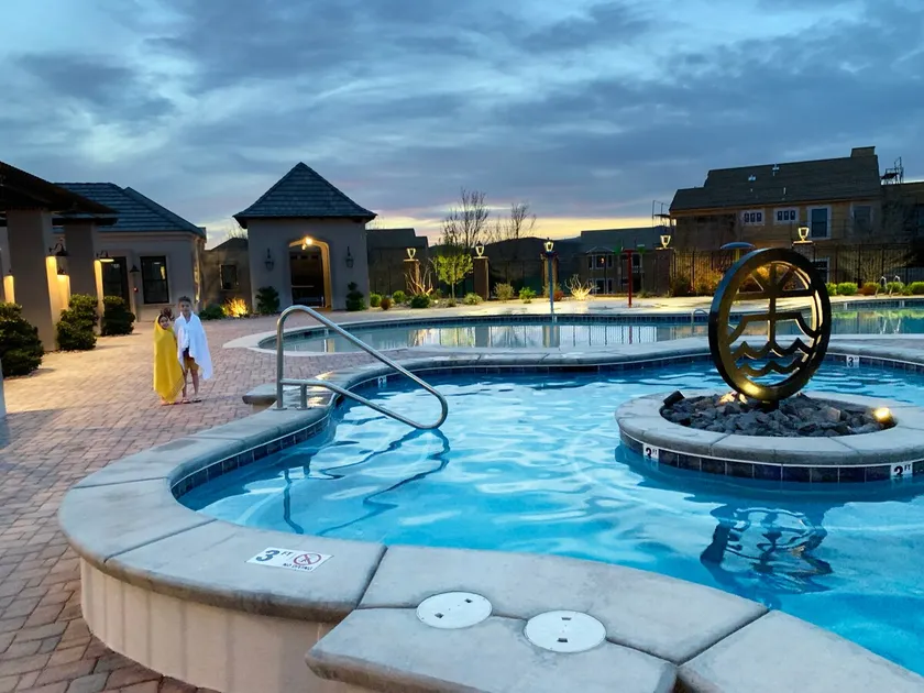 Sleeps 21, XL Rooms with King Beds, 86”TV, 2 Pools - Image 1