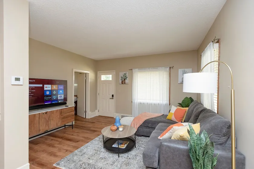 Cozy Home with 2 Queen & 2 twin beds in Downtown - Image 1