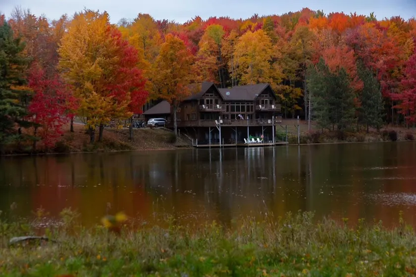 Custom built resort on private lake with kayaks, hiking, - Image 1