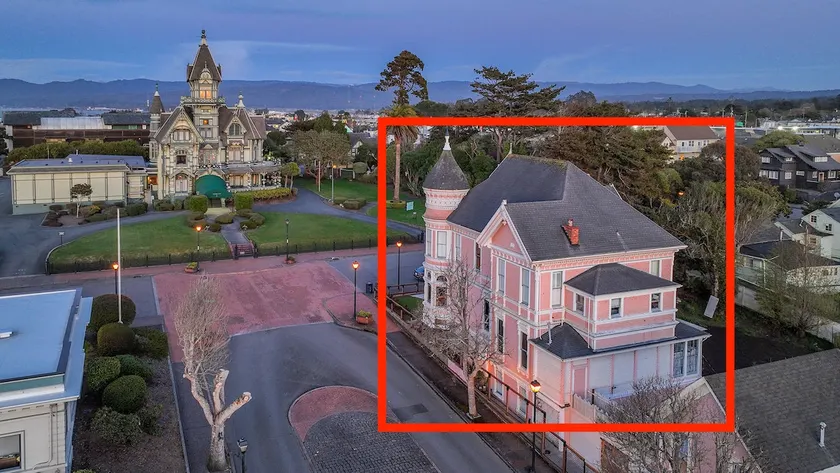 Pinc Lady Mansion - Image 1