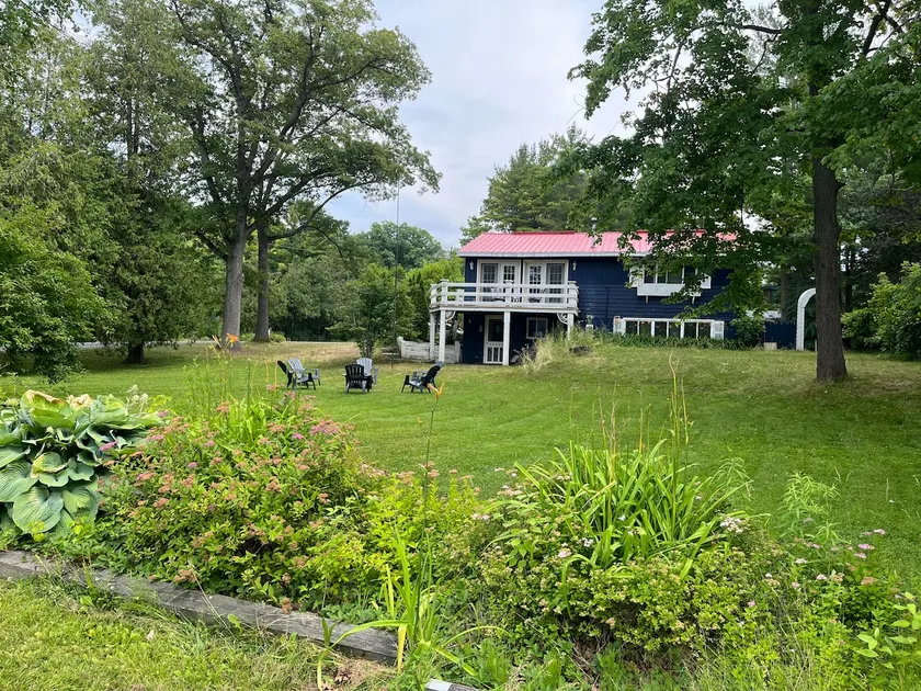 Blue cottage in Port Franks - Image 1