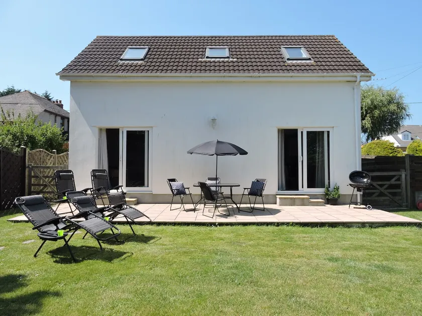 Cheerful 2 bedroom dormer bungalow. Spacious Lawn - Image 1