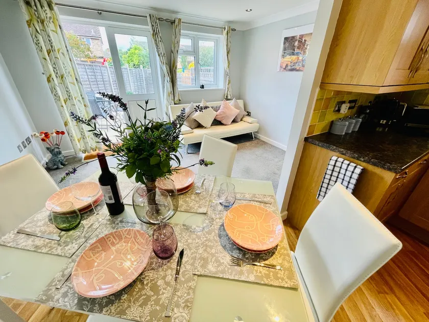Cozy Bicester Village townhouse with garden - Image 1