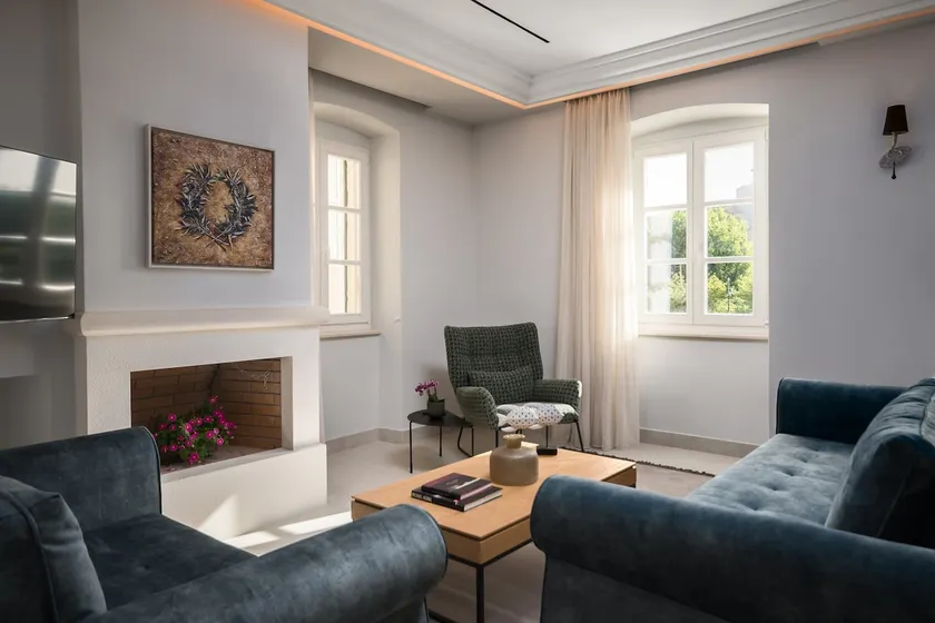 Suite with fireplace/2 BD/ Side Sea view - Image 1