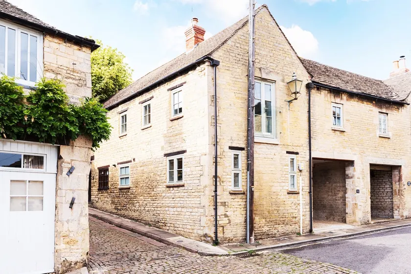 2 bedroom Stamford home with parking - Image 1