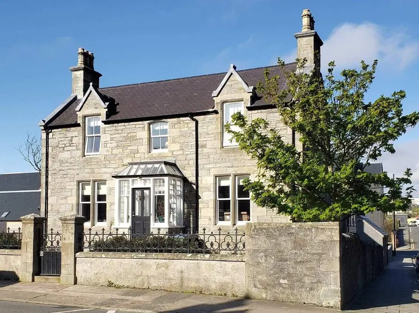 Beautiful 3-Story Townhouse in Central Lerwick - Image 1