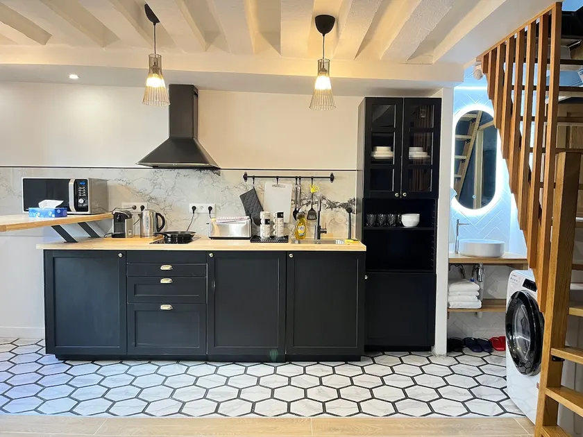 Paris center Les Halles: industrial loft - Image 1