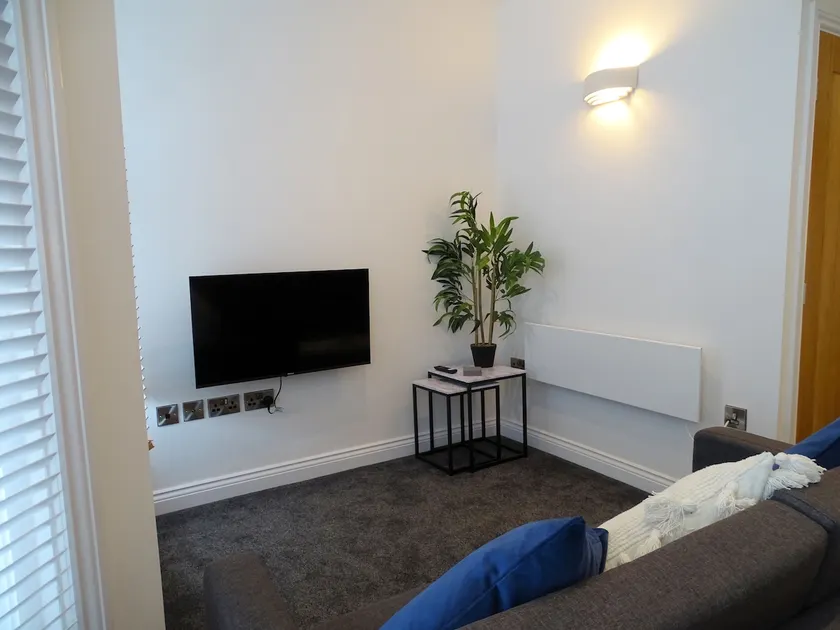 Queens Court Apt 3 ‘Airbnb by the Sea’ - Image 1