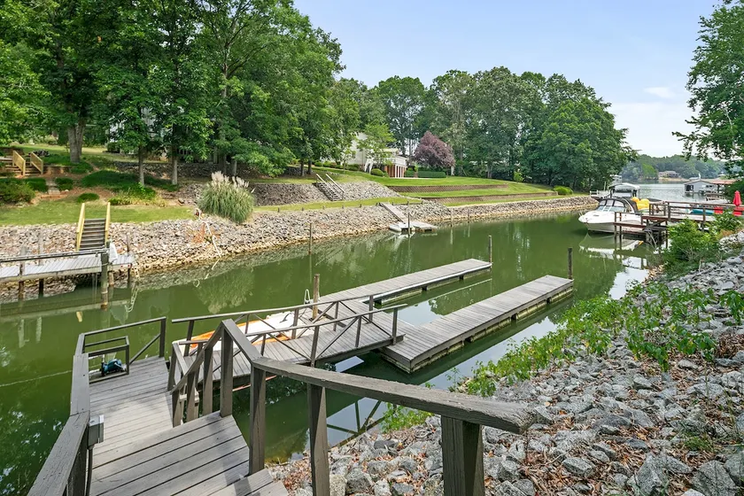 ~Lake Norman Getaway ~Lakefront w/Dock & Hot Tub - Image 1
