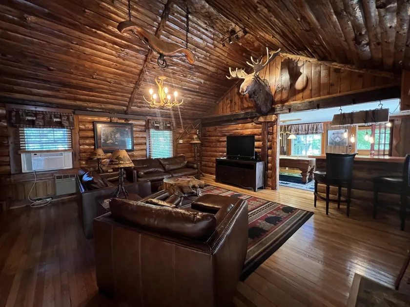 Beautiful Mountainside Log Home - Image 1