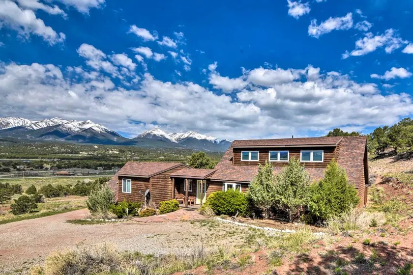 Peaceful mountain getaway with incredible views - Image 1