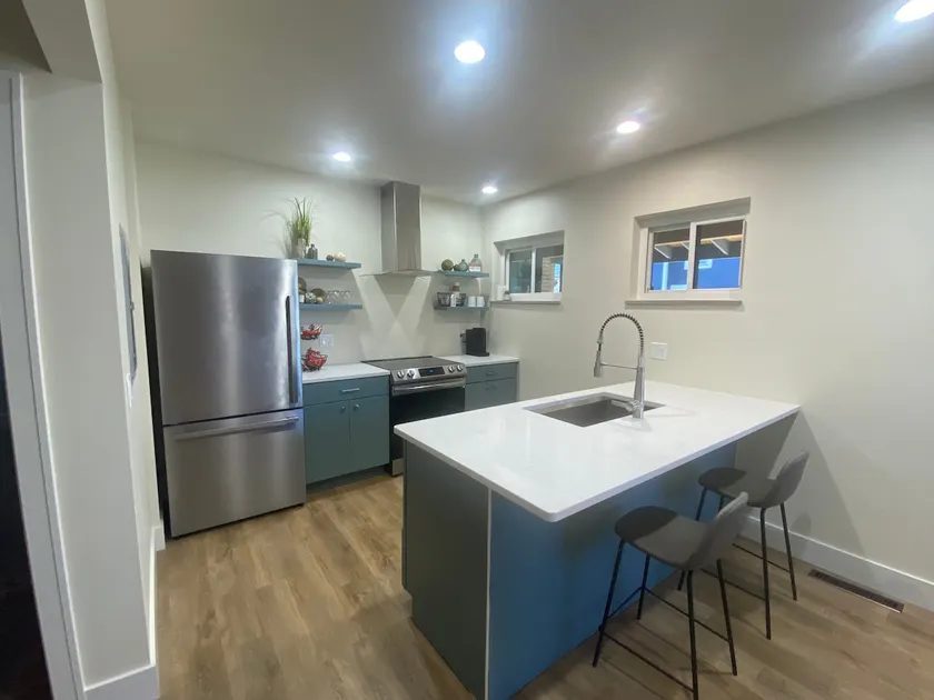 Newly Renovated! Near Downtown. 1 King bed - Image 1