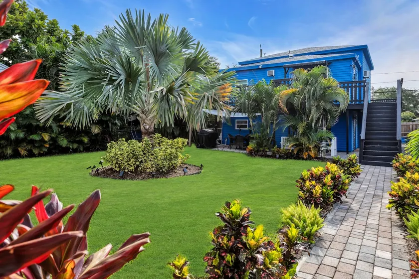 Bright & Fun 2BR w/ HugeYard&WiFi Near Beach & WPB - Image 1