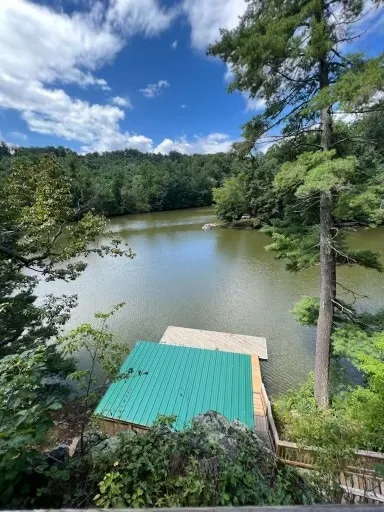 Waterfront home with 3 bedrooms and free parking - Image 1