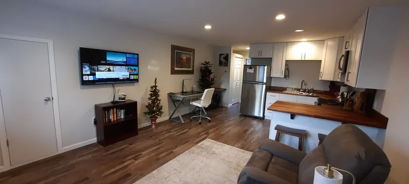 Very nice 1/1, full kitchen, W/D, New construction - Image 1