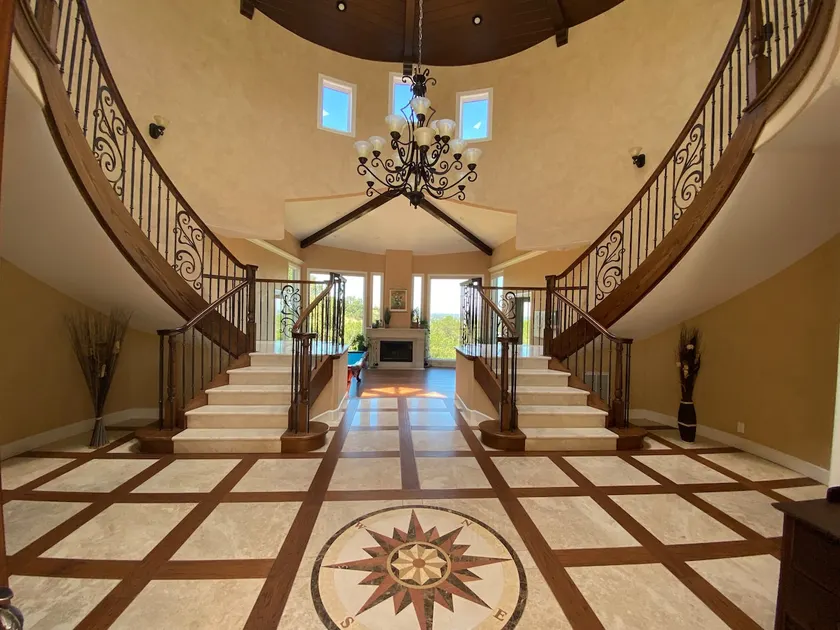 Lovely 4 bedroom gated Villa with free parking - Image 1