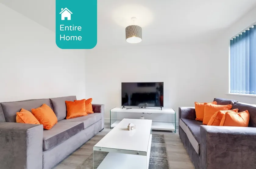 Modern 5 Bedroom 3 Bathroom Serviced House Aylesbury with parking By 360Stays - Image 1