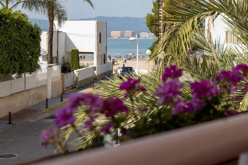Spacious seaside villa in a quiet area - Image 1