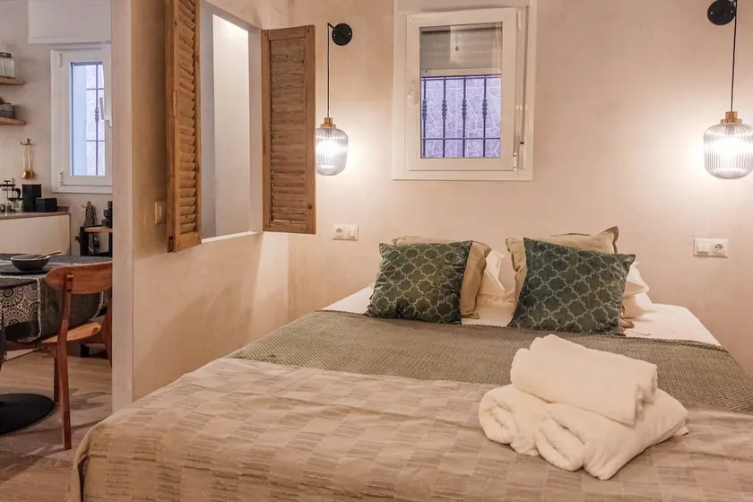 Luxurious stylishly furnished beach apartment - Image 1