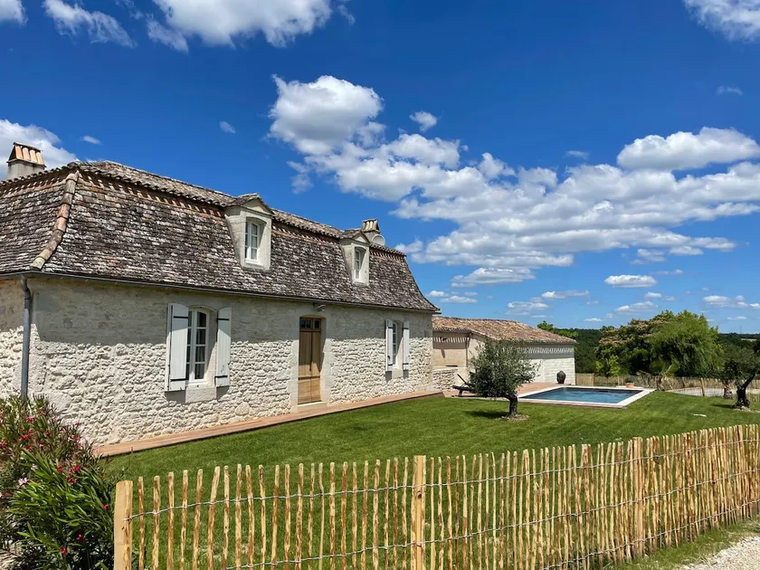 Stone farmhouse with private heated pool - Image 1