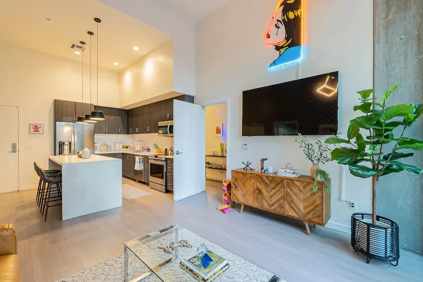 Modern Art Loft: Gem Show Haven Wow - Image 1