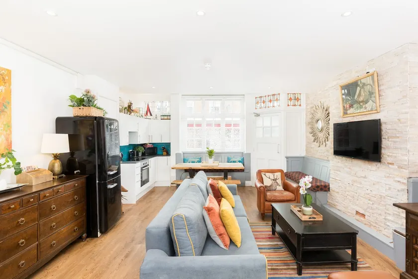 Stylish opposite Glos Rugby 2 bathrooms +parking - Image 1
