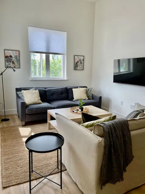 Lovely 2 bdrm rental with free parking on premises - Image 1