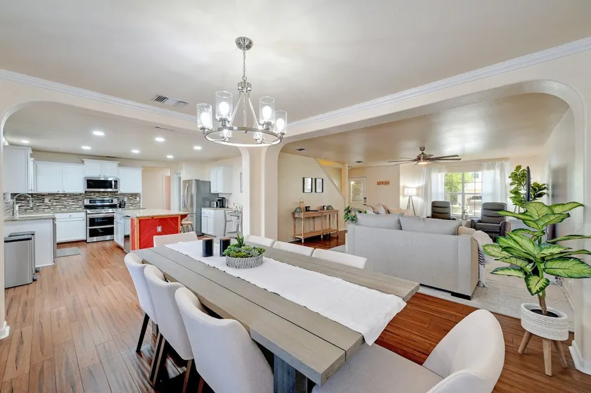 Luxury Family Getaway w Private Pool - Image 1