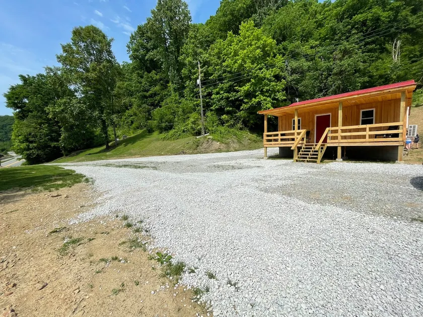 Cozy 2-bedroom Cabin with free parking - Image 1