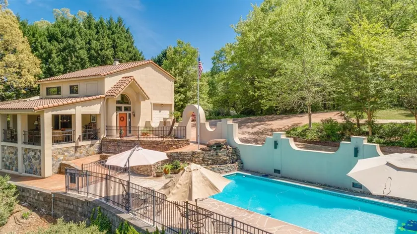 Perfect Winter Lake Getaway Villa on Lake Wylie - Family Friendly + Lovers Dream - Image 1