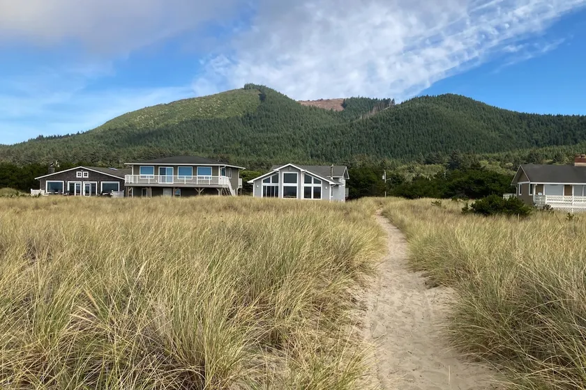 *Beachfront* 3BR modern, 2 master suites, sunsets! - Image 1