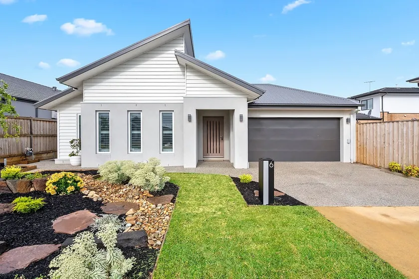 Large Home Point Lonsdale late checkout until Nov - Image 1