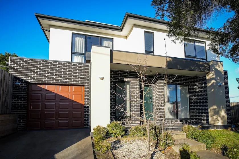4 Bedroom (2 Master suite) townhouse in Doncaster - Image 1