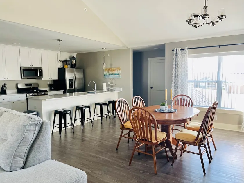 3 Bedroom Condo with a King bed in Bettendorf - Image 1