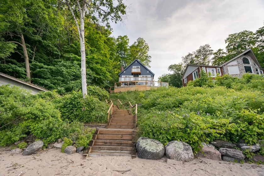 Georgian Bay Waterfront Cottage with Sandy Beach - Image 1